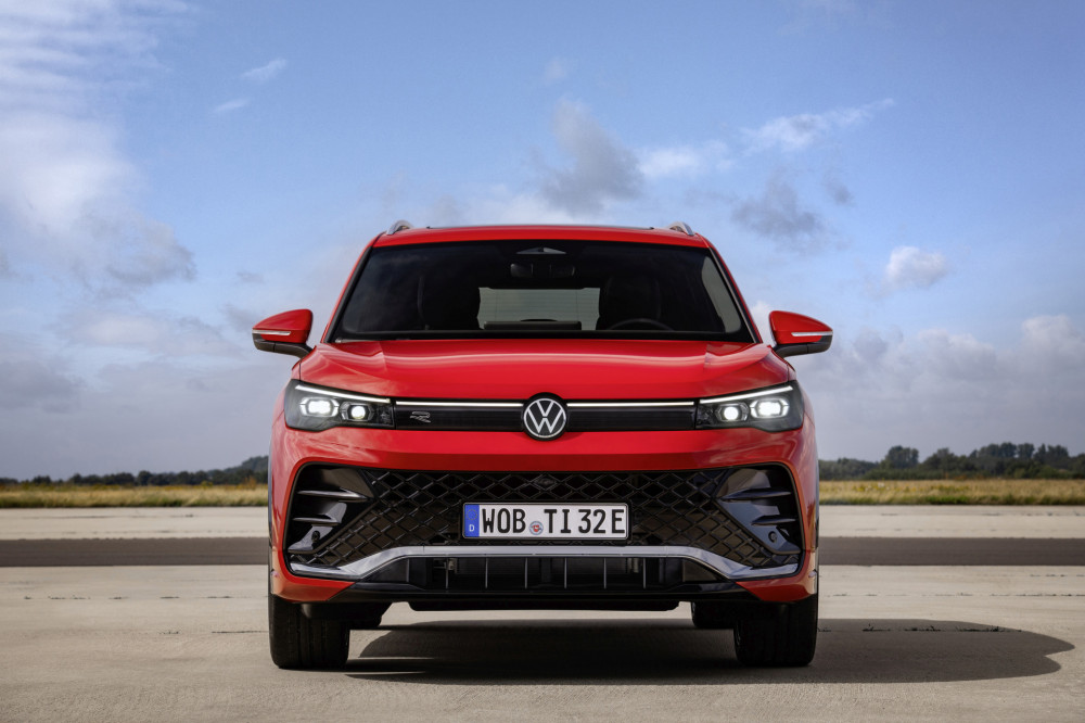 Volkswagen Tiguan R-Line persimmon red